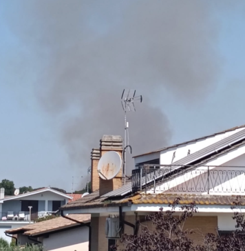 Due squadre dei Vigili del Fuoco e la Polizia Locale impegnate per un incendio a Casal Palocco. Allarme anche sulla via Ardeatina per un secondo rogo