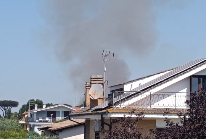 Due squadre dei Vigili del Fuoco e la Polizia Locale impegnate per un incendio a Casal Palocco. Allarme anche sulla via Ardeatina per un secondo rogo