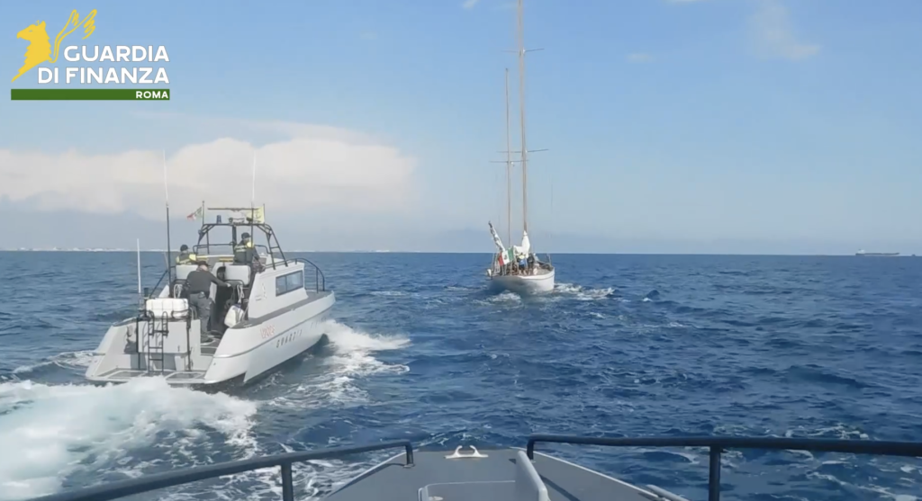 In un deposito clandestino nel pometino la Guardia di Finanza scopre un mercato di ricambi rubati: titolare e acquirente denunciati per ricettazione e incauto acquisto