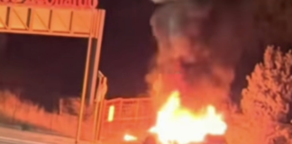 Intervento dei Vigili del Fuoco in via del Caravaggio per un'auto in fiamme a Parco Leonardo, avvolta dal fuoco nelle prime ore del mattino