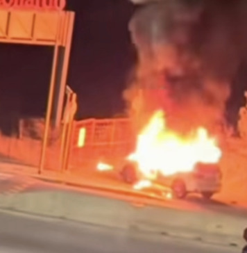 Intervento dei Vigili del Fuoco in via del Caravaggio per un'auto in fiamme a Parco Leonardo, avvolta dal fuoco nelle prime ore del mattino