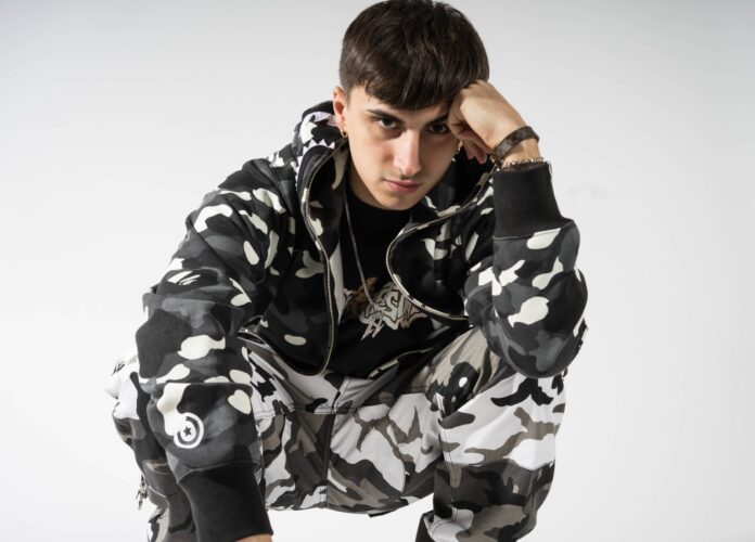 Il producer Sick Luke sale sul palco di Piazza Rossellini in un weekend che chiude l'estate a Ladispoli tra i tributi a Vasco Rossi e Dalla, il live dedicato a  Cremonin, e il raduno delle Vespe 50