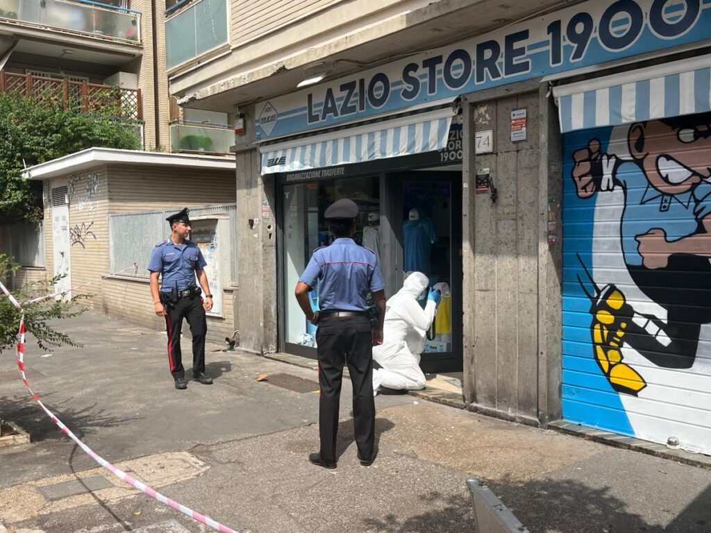 L'avvertimento al Lazio Store di Ostia in due tempi: prima la minaccia, poi il colpo di pistola 1