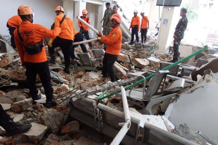 Terremoto in Indonesia, 47 morti e 2mila sfollati. Caccia ai dispersi