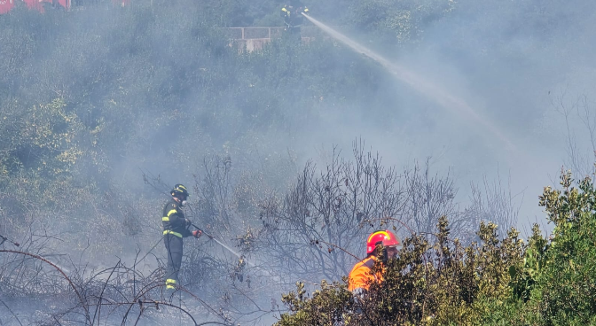Incendio all'ex Jack's, paura a Ostia: fiamme vicino alla ferrovia e la Metromare va in tilt 1