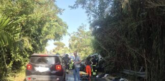 Impatto tra una Jeep Renegade e una Smart su via Campo di Carne ad Aprilia: sul posto i Vigili del Fuoco, il 118 e l'elisoccorso. Strada interdetta alla circolazione