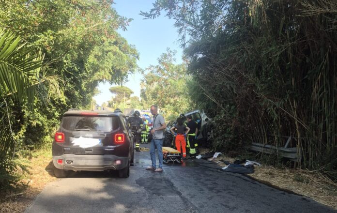 WhatsApp Image 2026-08-01 at 18.06.50 Impatto tra una Jeep Renegade e una Smart su via Campo di Carne ad Aprilia: sul posto i Vigili del Fuoco, il 118 e l'elisoccorso. Strada interdetta alla circolazione
