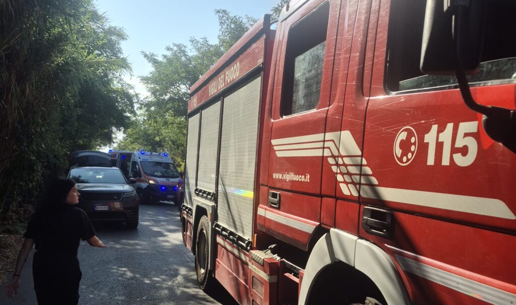 Grave incidente a Campo di Carne: scontro frontale tra auto, strada chiusa e feriti 1 Impatto tra una Jeep Renegade e una Smart su via Campo di Carne ad Aprilia: sul posto i Vigili del Fuoco, il 118 e l'elisoccorso. Strada interdetta alla circolazione