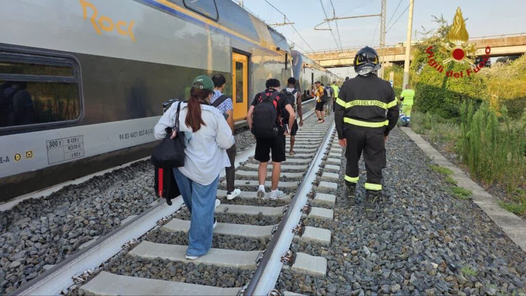 Treno con 450 pendolari deraglia: terrore a Montelibretti. Impatto con due mucche sulla Roma-Firenze 1