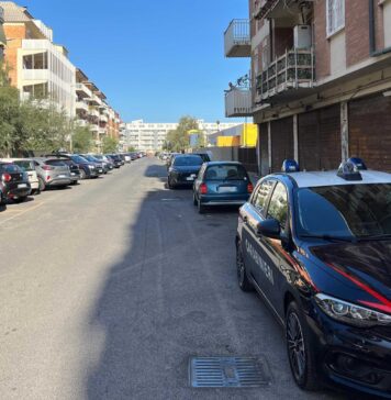 Intervento d'emergenza in un'abitazione del litorale: un uomo aggredisce la compagna a Ostia con uno spray urticante, ma viene tempestivamente fermato dai militari e condotto in carcere