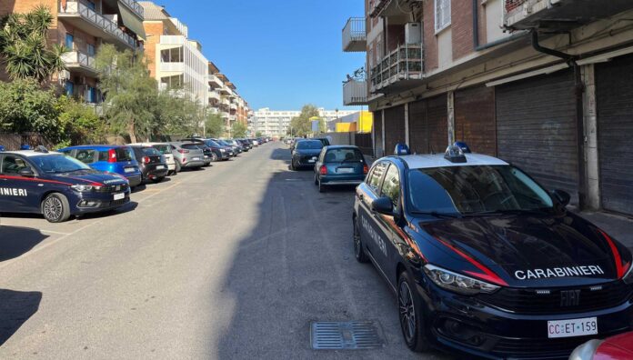 Intervento d'emergenza in un'abitazione del litorale: un uomo aggredisce la compagna a Ostia con uno spray urticante, ma viene tempestivamente fermato dai militari e condotto in carcere