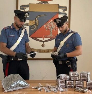 Donna segregata in casa a Ladispoli, blitz dei Carabinieri con sequestro di droga e spray urticante