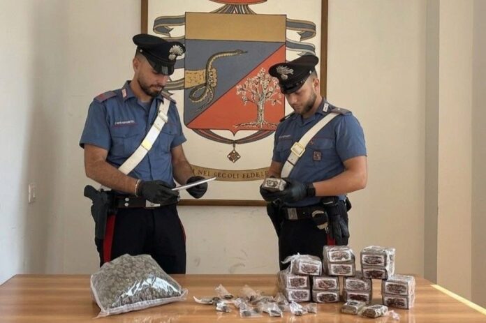 Donna segregata in casa a Ladispoli, blitz dei Carabinieri con sequestro di droga e spray urticante