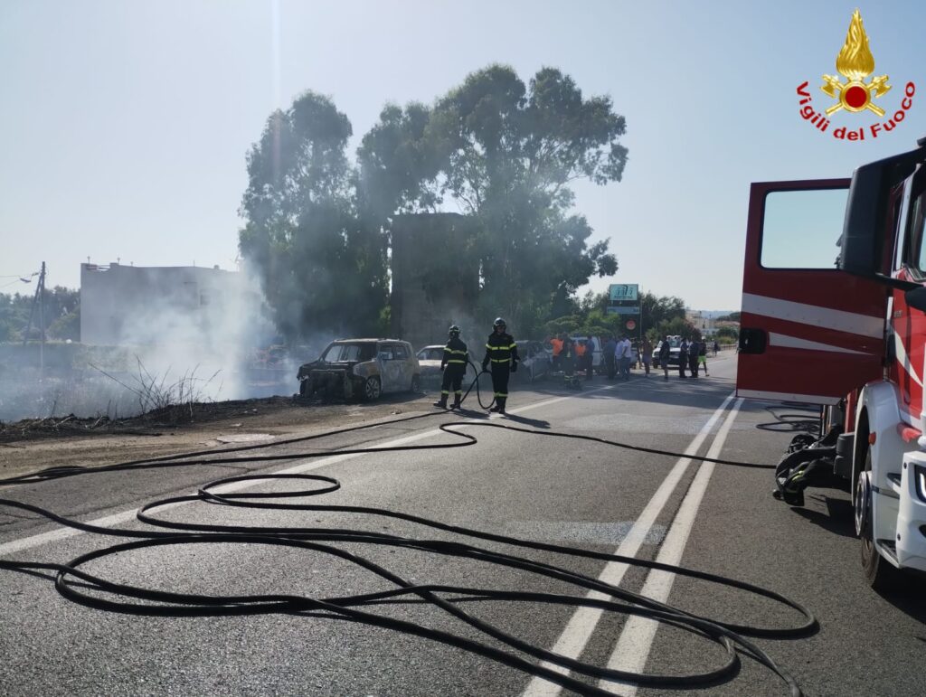 Nove automobili coinvolte in un incendio a Santa Marinella, il rogo partito dalle sterpaglie 1 Il vento forte ha spinto le fiamme e allargato il rogo: l'intervento dei Vigili del fuoco per domare l'incendio a Santa Marinella