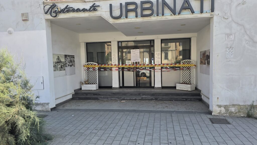 Proseguono i provvedimenti nei confronti di stabilimenti a Ostia con il sequestro di Urbinati e Le palme, già chiusi da tempo. Sul primo pende anche un esposto sulla proprietà del terreno su cui sorge