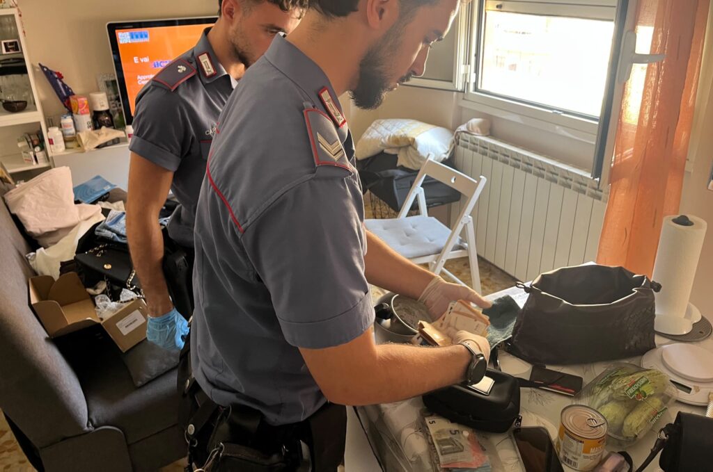Un imponente dispiegamento di forze dei Carabinieri a Ostia e nelle zone di Acilia e Dragona ha portato a nove arresti, numerose denunce e sequestri di stupefacenti