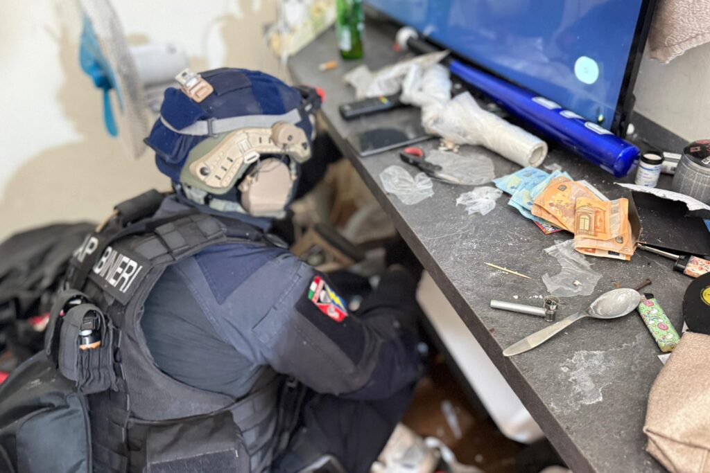 Maxi blitz dei carabinieri a Ostia: nove arresti, droga e contanti sequestrati