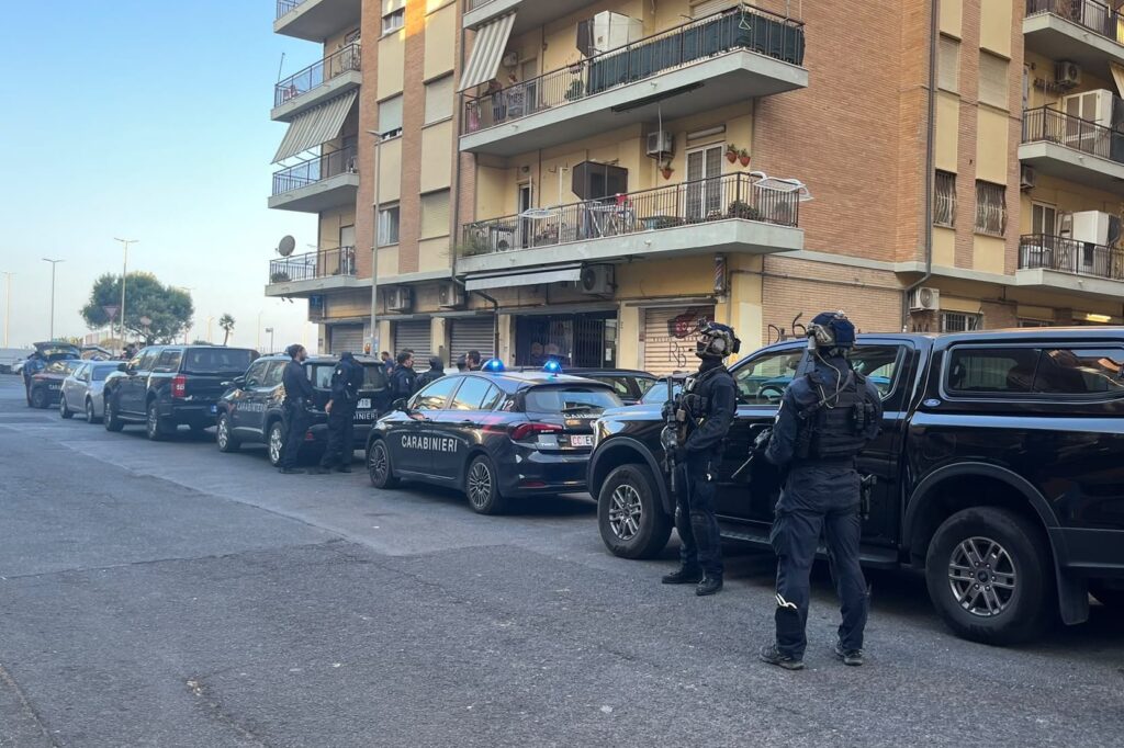 Un imponente dispiegamento di forze dei Carabinieri a Ostia e nelle zone di Acilia e Dragona ha portato a nove arresti, numerose denunce e sequestri di stupefacenti