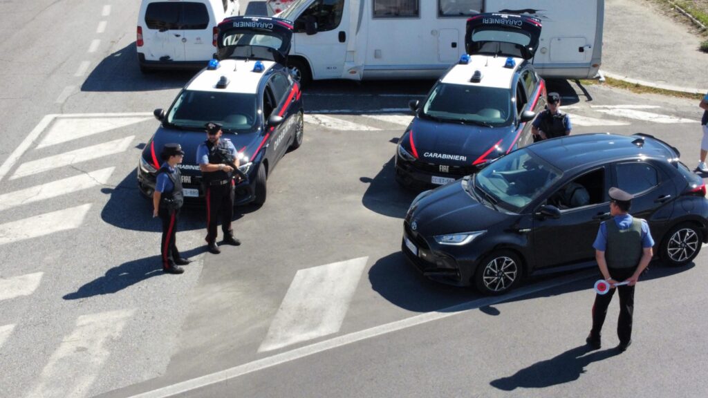 Un imponente dispiegamento di forze dei Carabinieri a Ostia e nelle zone di Acilia e Dragona ha portato a nove arresti, numerose denunce e sequestri di stupefacenti