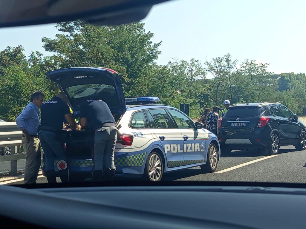 Esodo estivo difficile sulla A24 Roma-L'Aquila, incidente e auto in avaria bloccano il traffico in uscita da Roma (FOTO) 2