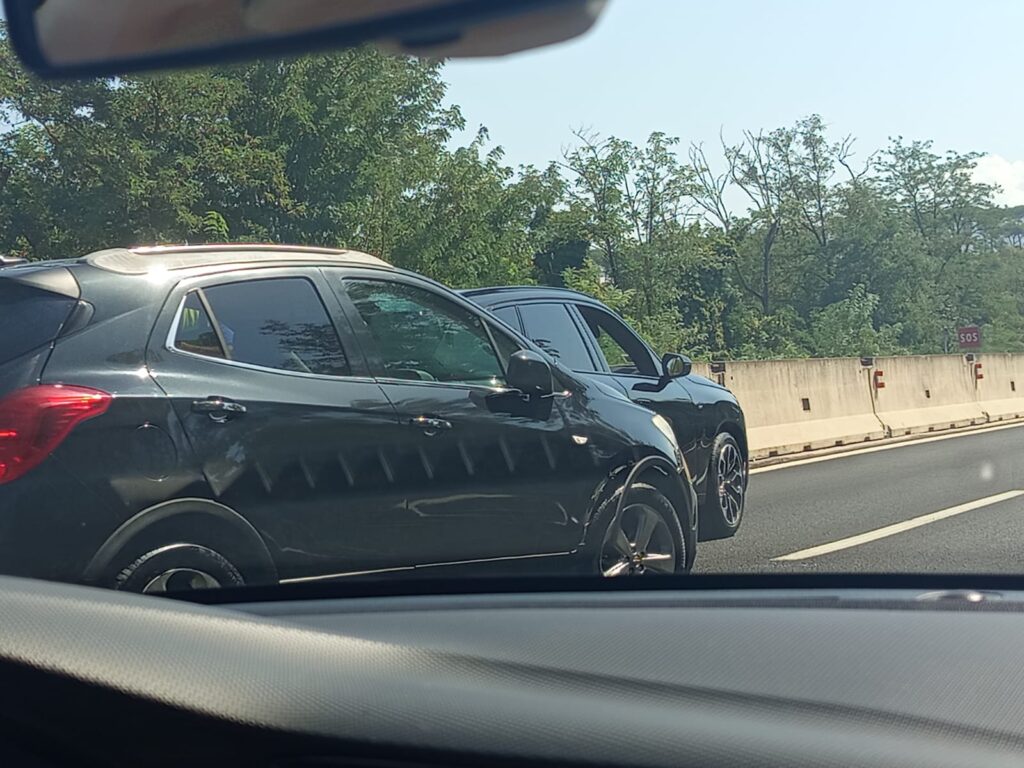 Esodo estivo difficile sulla A24 Roma-L'Aquila, incidente e auto in avaria bloccano il traffico in uscita da Roma (FOTO) 1