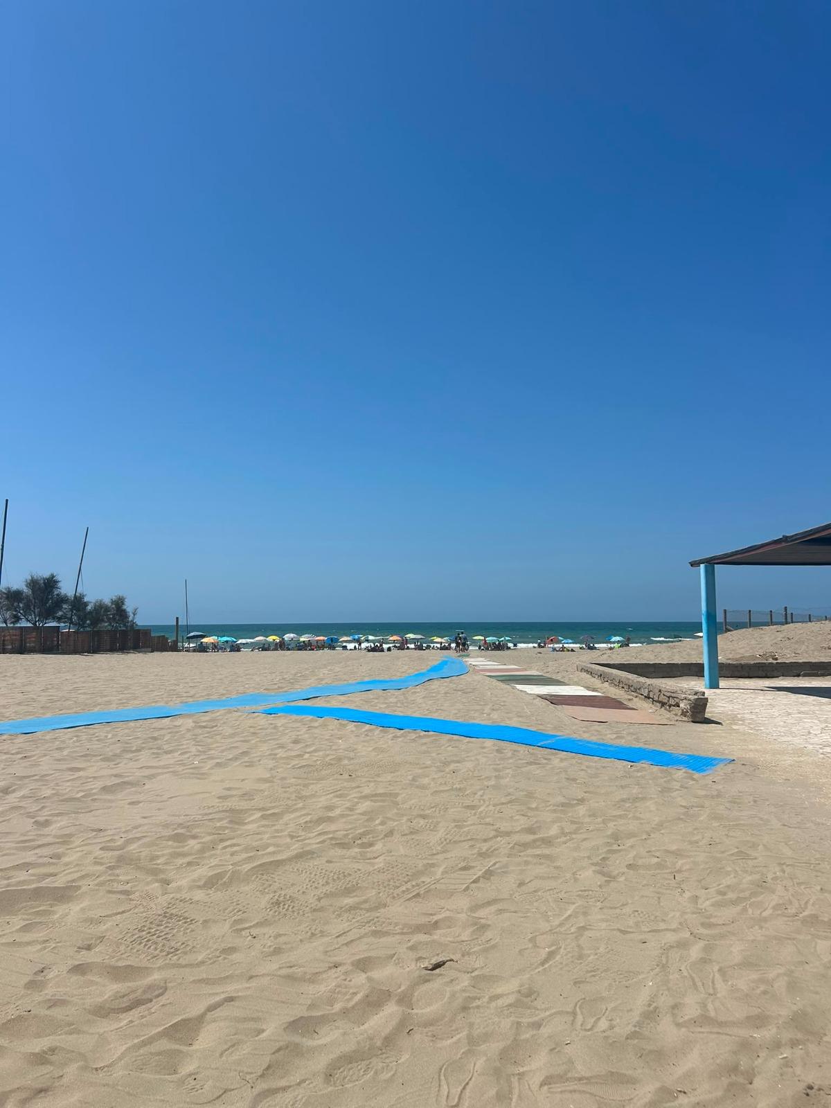 Nuova pedana e mare accessibile a tutti: la spiaggia libera di Passoscuro si rifà il look 1