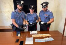 Bloccati in flagranza un uomo e una donna accusati di aver tentato la truffa del finto carabiniere a Ostia. In casa dell'uomo è stato trovato anche un ingente quantitativo di cocaina