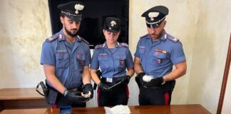 Bloccati in flagranza un uomo e una donna accusati di aver tentato la truffa del finto carabiniere a Ostia. In casa dell'uomo è stato trovato anche un ingente quantitativo di cocaina