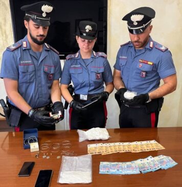 Bloccati in flagranza un uomo e una donna accusati di aver tentato la truffa del finto carabiniere a Ostia. In casa dell'uomo è stato trovato anche un ingente quantitativo di cocaina