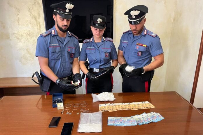 Bloccati in flagranza un uomo e una donna accusati di aver tentato la truffa del finto carabiniere a Ostia. In casa dell'uomo è stato trovato anche un ingente quantitativo di cocaina