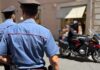 Continuano i furti ai turisti a Roma: i Carabinieri bloccano due uomini sorpresi a rovistare in un'auto e arrestano altri tre borseggiatori tra il Colosseo e Via del Corso
