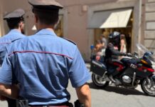 Continuano i furti ai turisti a Roma: i Carabinieri bloccano due uomini sorpresi a rovistare in un'auto e arrestano altri tre borseggiatori tra il Colosseo e Via del Corso