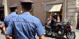 Continuano i furti ai turisti a Roma: i Carabinieri bloccano due uomini sorpresi a rovistare in un'auto e arrestano altri tre borseggiatori tra il Colosseo e Via del Corso