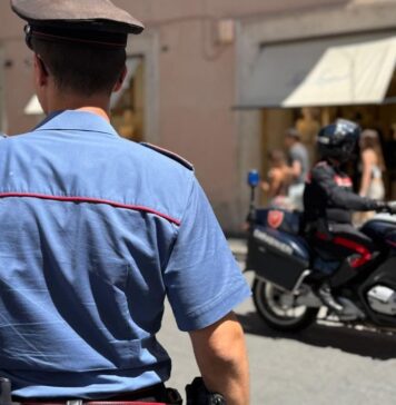 Continuano i furti ai turisti a Roma: i Carabinieri bloccano due uomini sorpresi a rovistare in un'auto e arrestano altri tre borseggiatori tra il Colosseo e Via del Corso