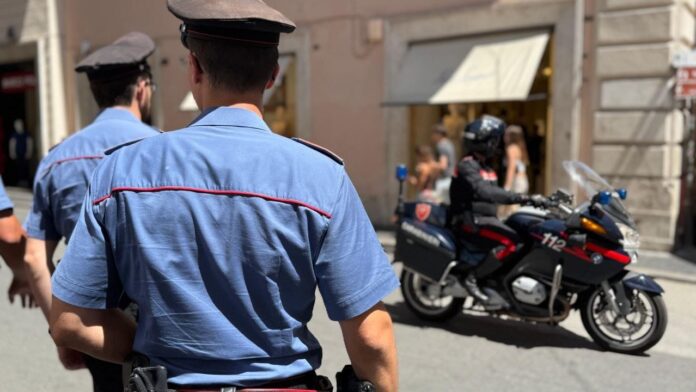 Continuano i furti ai turisti a Roma: i Carabinieri bloccano due uomini sorpresi a rovistare in un'auto e arrestano altri tre borseggiatori tra il Colosseo e Via del Corso