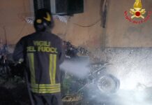 I Vigili del Fuoco intervengono su una moto in fiamme in via Tarquinia, domando il rogo prima di una possibile propagazione alle auto e alle abitazioni vicine