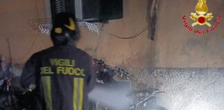 I Vigili del Fuoco intervengono su una moto in fiamme in via Tarquinia, domando il rogo prima di una possibile propagazione alle auto e alle abitazioni vicine