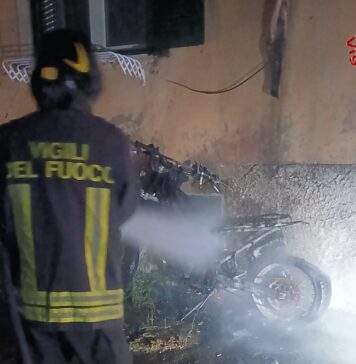 I Vigili del Fuoco intervengono su una moto in fiamme in via Tarquinia, domando il rogo prima di una possibile propagazione alle auto e alle abitazioni vicine