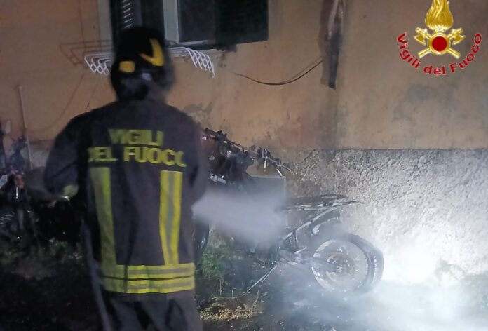 vigili del fuoco civitavecchia I Vigili del Fuoco intervengono su una moto in fiamme in via Tarquinia, domando il rogo prima di una possibile propagazione alle auto e alle abitazioni vicine