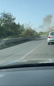 Momenti di paura a Tor Lupara: vasto incendio a due passi dalla scuola (VIDEO) 2