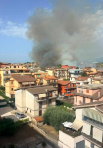 Momenti di paura a Tor Lupara: vasto incendio a due passi dalla scuola (VIDEO) 1