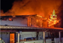 Paura nella notte a Frascati: villino distrutto da un devastante incendio durato ore