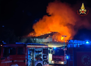 Paura nella notte a Frascati: villino distrutto da un devastante incendio durato ore 1