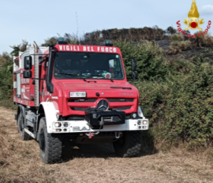 Paura per un incendio nei pressi del lago di Martignano: fuoco vicino alle case ed elicotteri in volo 1