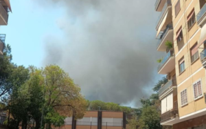 Divampa Incendio nella zona di Roma Est: evacuazioni e strada chiusa 1