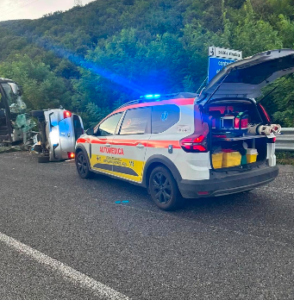 Terribile schianto tra pullman, camper e auto: 5 morti e 5 feriti 1