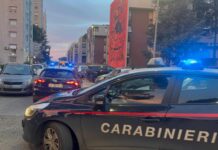 Scippo cellulare a Roma: le strappa lo smartphone, i passanti lo bloccano a Tor Bella Monaca