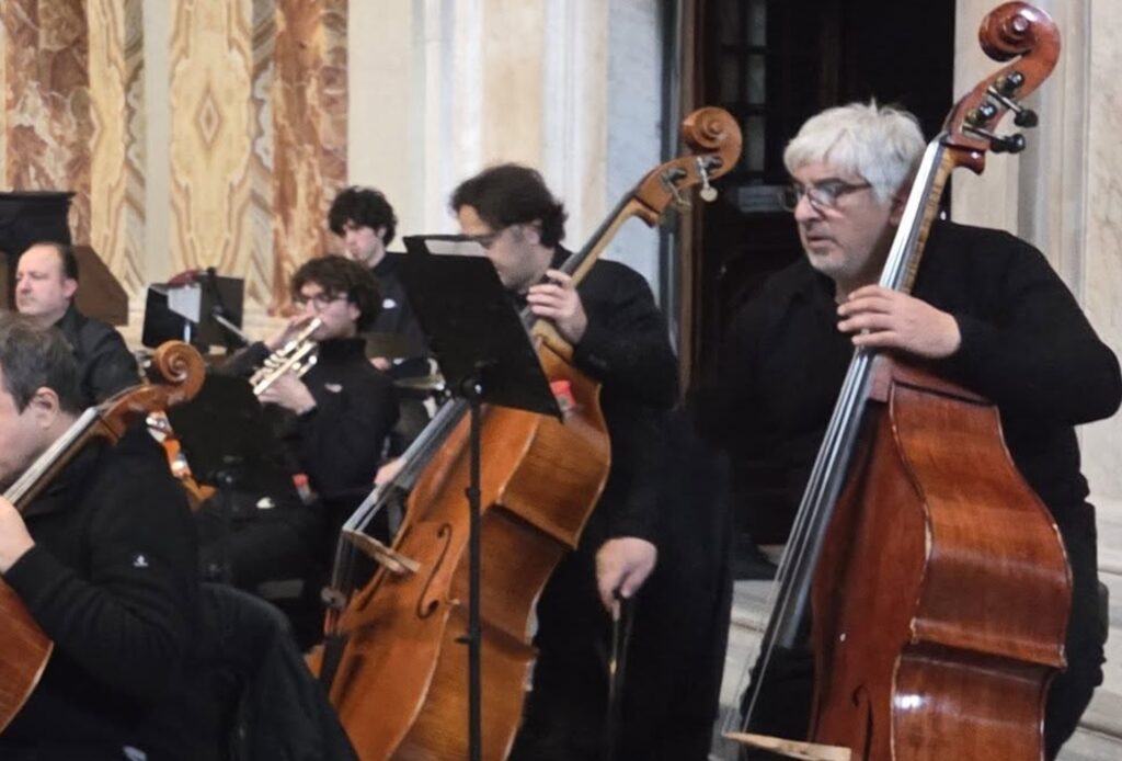 Addio a Davide La Rosa, il talento del contrabbasso che amava l'arte e la vita: ucciso dal monossido in hotel 1 Addio a Davide La Rosa, il talento del contrabbasso che amava l'arte e la vita: ucciso dal monossido in hotel 1