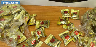 Sequestrati cinque chili di cocaina all'aeroporto di Fiumicino, nascosti dentro finti biscotti della fortuna: la donna stava per imbarcarsi su un volo per Taipei, fermata dalla Squadra Mobile ai gate