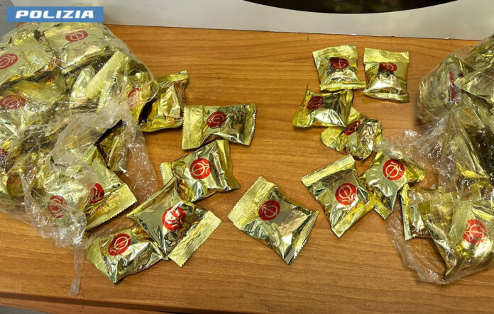 Sequestrati cinque chili di cocaina all'aeroporto di Fiumicino, nascosti dentro finti biscotti della fortuna: la donna stava per imbarcarsi su un volo per Taipei, fermata dalla Squadra Mobile ai gate